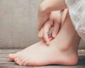 FETICISTA VUOLE LECCARLE I PIEDI: 29ENNE CONDANNATO PER VIOLENZA
