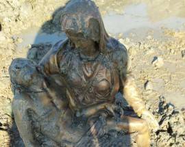 AIELLI: UNA STATUA DELLA PIETA’ RIEMERGE DAL FANGO TRA I CANALI DEL FUCINO