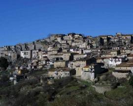 CARSOLI: ROCCIA PERICOLANTE  SULLE CASE, SCATTA SGOMBERO