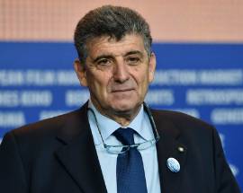 MEDICO ASL AIUTO’ 250 MILA MIGRANTI A LAMPEDUSA PREMIO ‘SI’ ALL’UOMO’, PESCARA ABBRACCIA BARTOLO