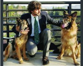 CANI IN SPIAGGIA: IL DEMOCRAT PIETRUCCI MODELLO PER CALENDARIO