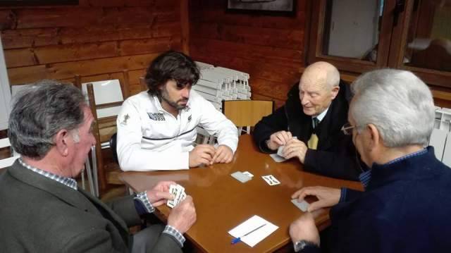 PRIMARIE L’AQUILA: PIETRUCCI GIOCA A TRESSETTE AL CENTRO ANZIANI