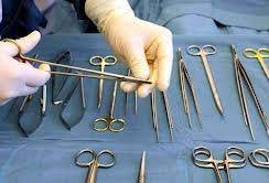 LE LASCIANO PINZA NELLO STOMACO DOPO OPERAZIONE, DONNE MUORE TRA I DOLORI