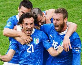 CALCIO: EURO 2012; FEBBRE FINALE, RITI E SCARAMANZIE TRAGICOMICHE DEL CUORE AZZURRO