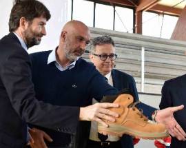 AMATRICE: SINDACO PIROZZI REGALA UNO SCARPONE AL MINISTRO FRANCESCHINI