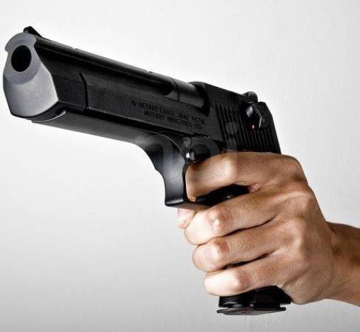 PESCARA: DISTURBATO DA BOTTI MINACCIA VICINI CON PISTOLA FINTA