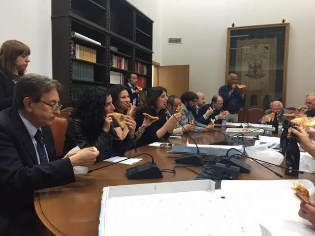 COMUNE L’AQUILA: ‘PEZZO DI M. LE MOGLI NON SI TOCCANO’ BOTTE SFIORATE CIALENTE-DE MATTEIS, POI LE PIZZE