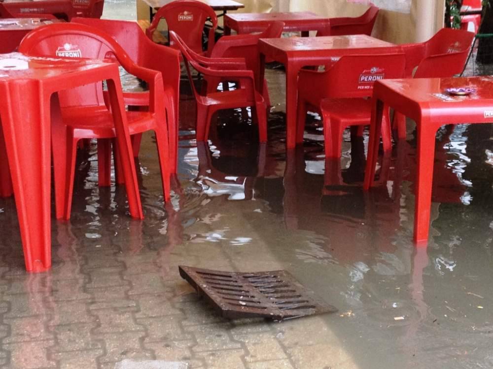 CHIETI ALLAGATA: ACQUA DENTRO NEGOZI E BAR, ”E’ ARRIVATO IL MARE”