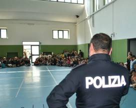 ATRI: POLIZIA INCONTRA STUDENTI PER CONTRASTO FENOMENO SPACCIO A SCUOLA