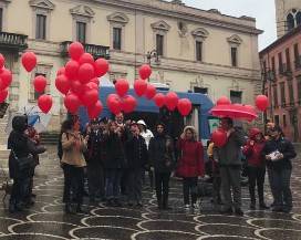 VIOLENZA DONNE: A SULMONA PALLONCINI ROSSI IN CIELO E ‘CAMPER ROSA’ POLIZIA