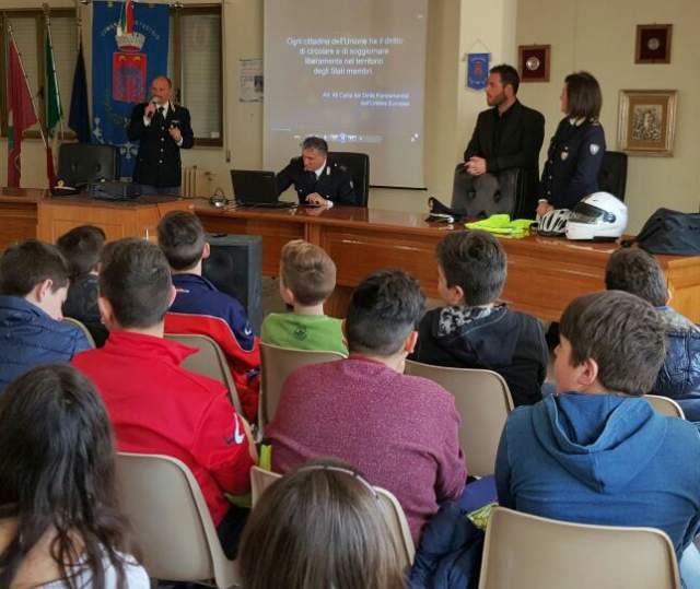 SICUREZZA STRADALE, POLIZIA INCONTRA STUDENTI A ORTUCCHIO