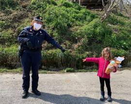 COMUNE E CARABINIERI FORESTALI DONANO UOVA DI PASQUA AI BAMBINI DI CASTELLI