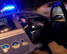 DA’ DI MATTO CON FAMILIARI E POLIZIOTTI, ARRESTATO