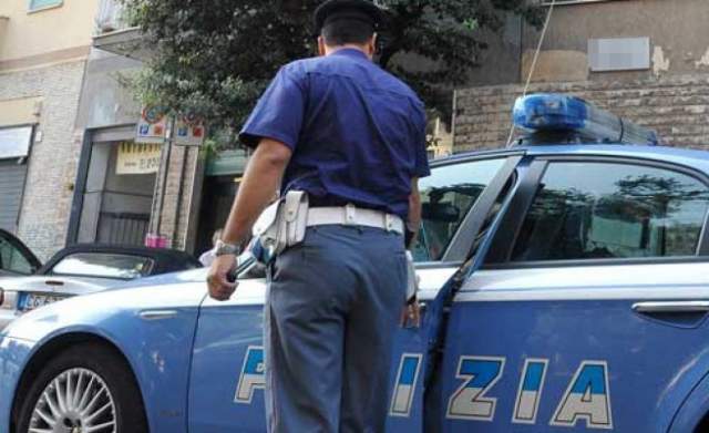 AGGREDISCE POLIZIOTTI CHE DEVONO RIMPATRIARLO, ARRESTATO ALBANESE