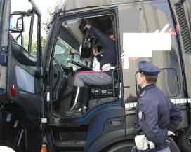 A14: ALTERA TEMPI RIPOSO-GUIDA, PATENTE SOSPESA A CAMIONISTA