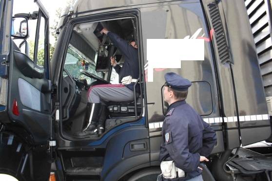 CAMIONISTA UBRIACO AL VOLANTE FERMATO DALLA POLSTRADA A CHIETI