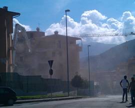 L’AQUILA: CASE IN DEMOLIZIONE, POLVERE SU VIA CORRADO IV