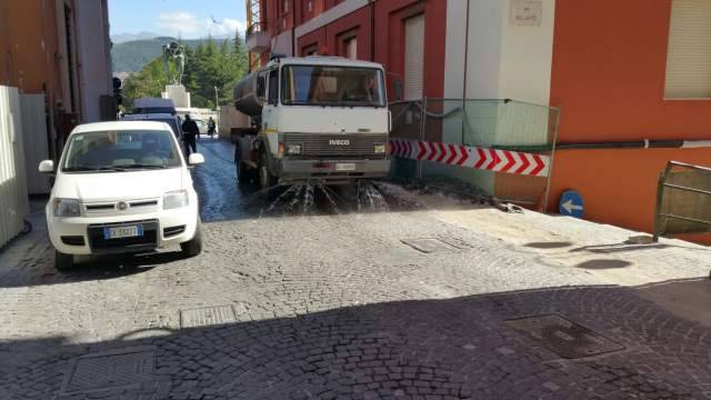 L’AQUILA: SPAZZAMENTO STRADE, IMPLEMENTATO SERVIZIO CONTRO POLVERI