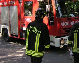 PAURA A TERAMO PER AUTO A FUOCO NEI PRESSI DI SCUOLA IN VIA CONA
