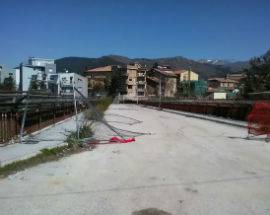 L’AQUILA: PONTE BELVEDERE, CON TRANSENNE DIVELTE PERICOLO ATTRAVERSAMENTO