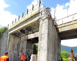 L’AQUILA: CROLLA PONTE SUI BINARI, CHIUSA LINEA FERROVIARIA