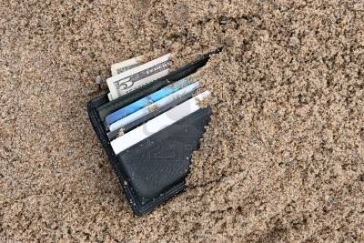 PERDE IL PORTAFOGLI IN MARE: LO RITROVA DOPO 24 ANNI