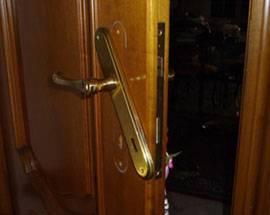ROM OCCUPANO CASA POPOLARE CACCIANDO FAMIGLIA AVEZZANESE