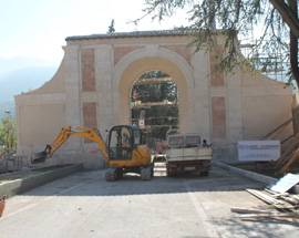 L’AQUILA: PORTA NAPOLI SI TOGLIE IL ”VESTITO” E TORNA BELLA COME PRIMA
