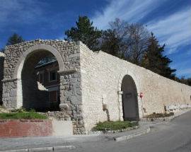L’AQUILA: ASSOCIAZIONI AL SINDACO, ”ADOTTIAMO NOI ANTICHE MURA”