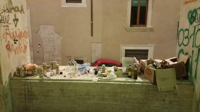 PORTICI NEL DEGRADO ALL’AQUILA DOPO LA MOVIDA, INDIGNAZIONE SUL WEB