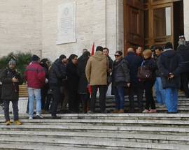 REGIONE: LAVORATORI PRECARI ASSEDIANO IL CONSIGLIO A PESCARA