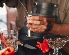 CORONAVIRUS: PRESI A SCHIAFFI A MILANO PERCHE’ RIFIUTANO DRINK OFFERTO