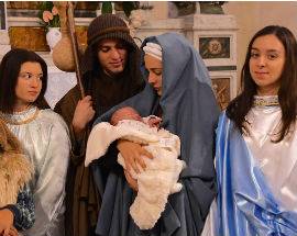 PRESEPI: A CASTELLI NATIVITA’ CON STATUE A GRANDEZZA NATURALE