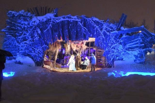 A RIVISONDOLI IL PRESEPE SFIDA LA TORMENTA E CON LE NEVE E’ MAGIA