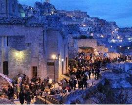 A MATERA TRA I SASSI IL PRESEPE DELLA PERDONANZA E FIGURANTI DEL CORTEO