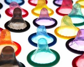 SASSATE CONTRO DISTRIBUTORE DI PRESERVATIVI, DENUNCIATO