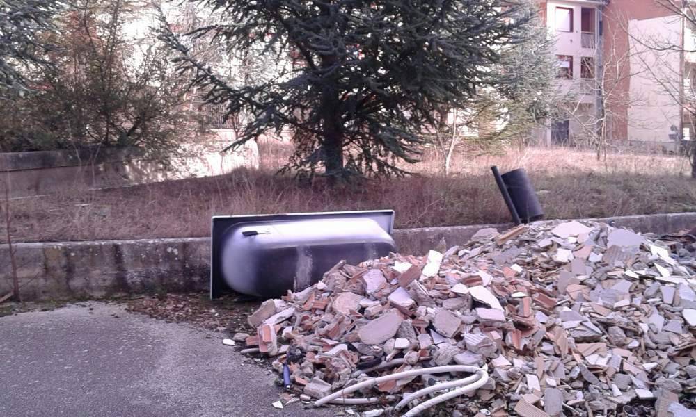 L’AQUILA: DISCARICA ABUSIVA AL QUARTIERE POPOLARE DI PRETURO