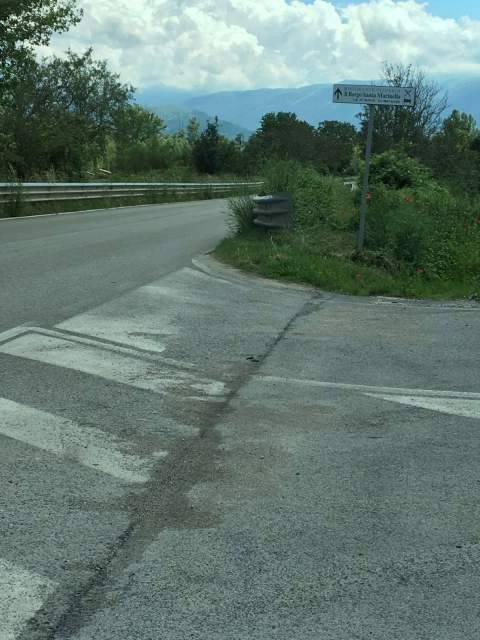 L’AQUILA: ERBA ALTA RENDE PERICOLOSO L’INCROCIO, PROTESTE A PRETURO