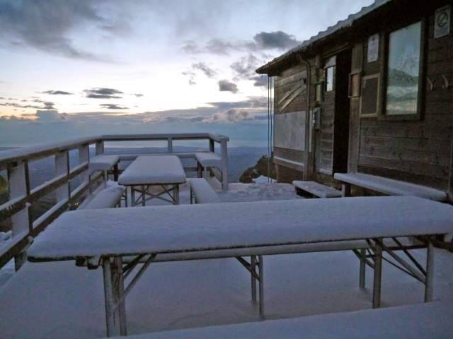 PRIMA NEVE SUL GRAN SASSO: RIFUGIO FRANCHETTI SI SVEGLIA IN BIANCO, ”EVITARE I 2 CORNI”