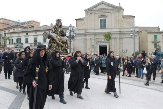 MADONNA ADDOLORATA, A VASTO IL RITO SILENZIOSO DEL SABATO SANTO