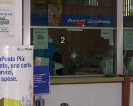 RESISTE A RAPINATORE, LE SPARA LA SALVA VETRO ANTIPROIETTILE