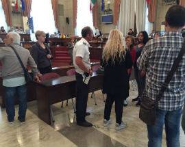 PESCARA: INQUILINI CASE POPOLARI SGOMBERATE PROTESTANO IN COMUNE