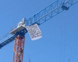 STRISCIONE DI PROTESTA CONTRO MAGISTRATURA SU GRU ALL’AQUILA