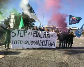 AUMENTI A24-A25: FRATELLI D’ITALIA PROTESTA CON FUMOGENI E STRISCIONI