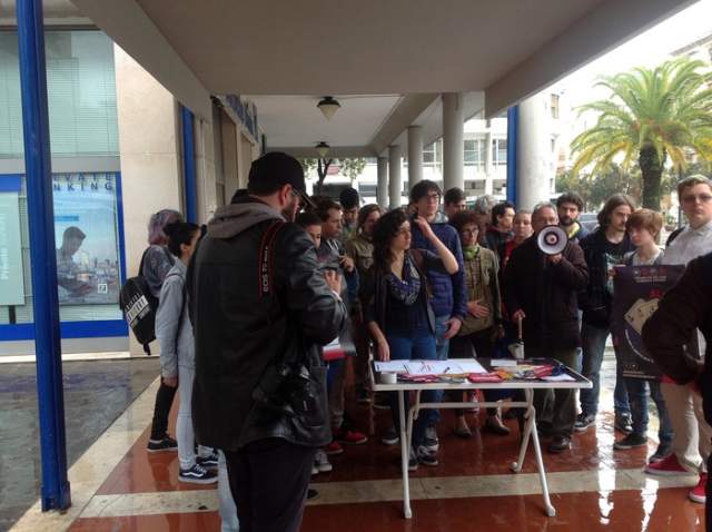 PESCARA: STUDENTI IN PIAZZA SOTTO LA PIOGGIA CONTRO I TEST INVALSI