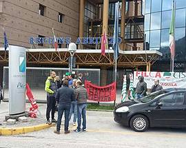 CEMENTIFICIO CAGNANO: LAVORATORI PROTESTANO SOTTO PALAZZO SILONE