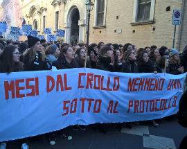 SICUREZZA DELLE SCUOLE: STUDENTI IN PIAZZA A CHIETI, CORI E STRISCIONI PER CHIEDERE IMMEDIATI INTERVENTI