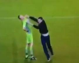 PORTIERE SUBISCE GOL E TIFOSO LO PRENDE A PUGNI – GUARDA IL VIDEO