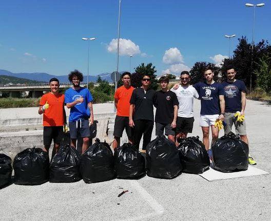 ECO L’AQUILA CON NOI: VOLONTARI PULISCONO PARCHEGGIO A PETTINO