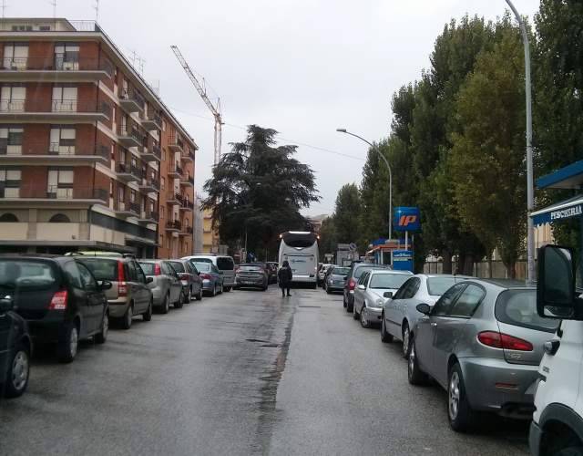 L’AQUILA-PISA: AUTO PARCHEGGIATA BLOCCA BUS, TRAFFICO IN TILT